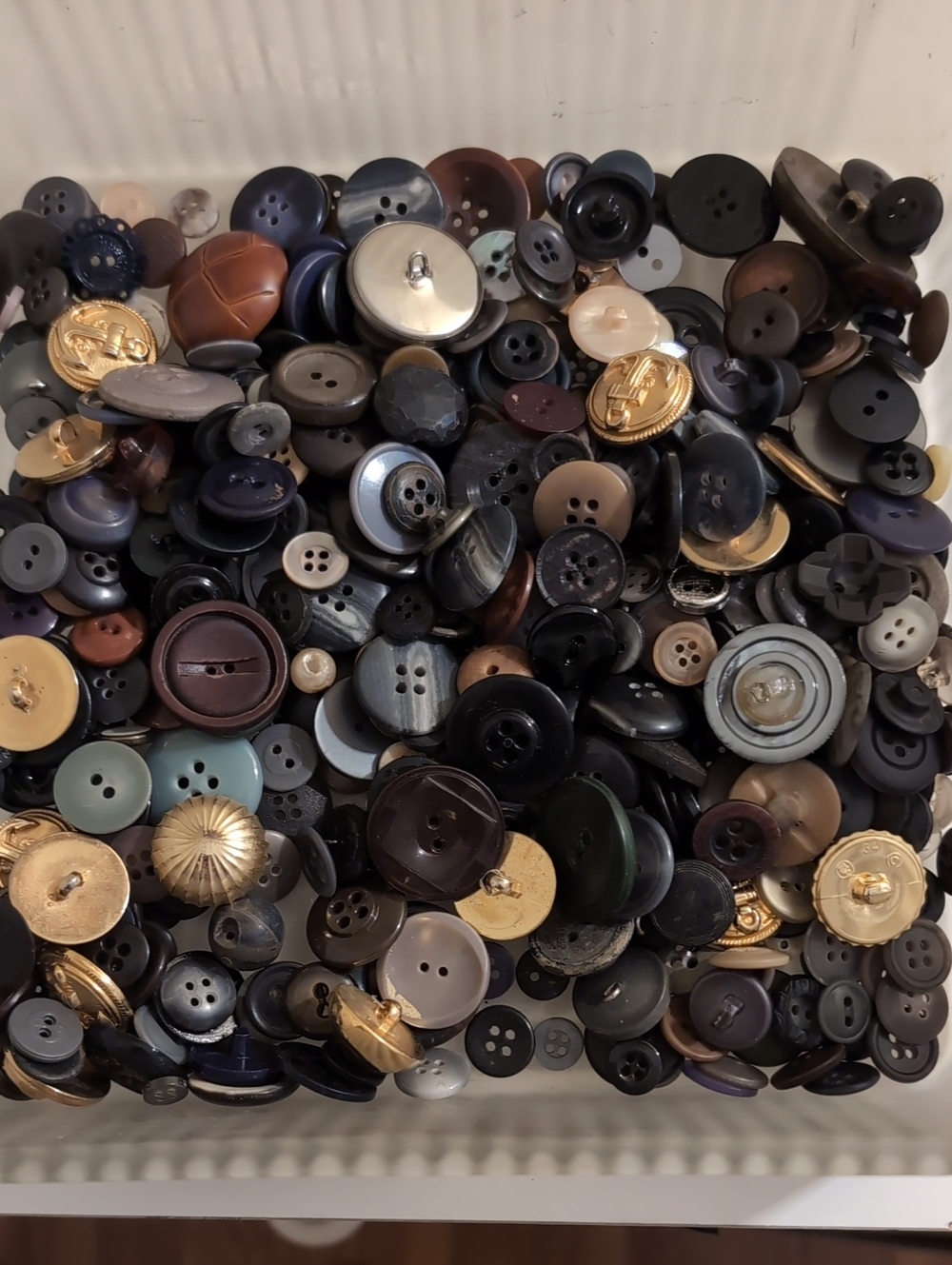 Assorted Vintage Buttons 15 Oz. Mostly Plastic - Picture 2 of 4